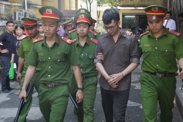 Kế toán trường tiểu học tham ô tiền tỉ