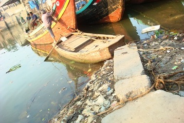 Sóng lớn đánh chìm thuyền, một ngư dân chết