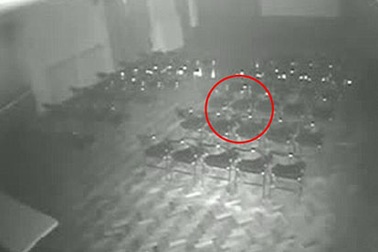 Rùng rợn chiếc ghế tự di chuyển trong rạp kín