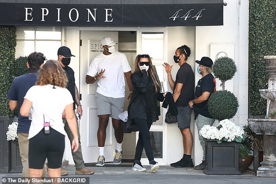Khloe Kardashian tái xuất bên bạn trai trẻ bội bạc - 2 Khloe Kardashian tái xuất bên bạn trai trẻ bội bạc - 2