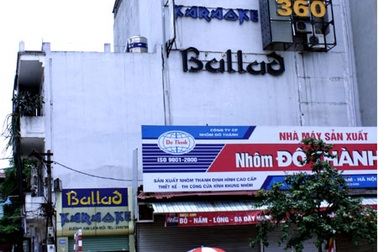 Bị treo lơ lửng gần 1h đồng hồ vì tai nạn thang máy