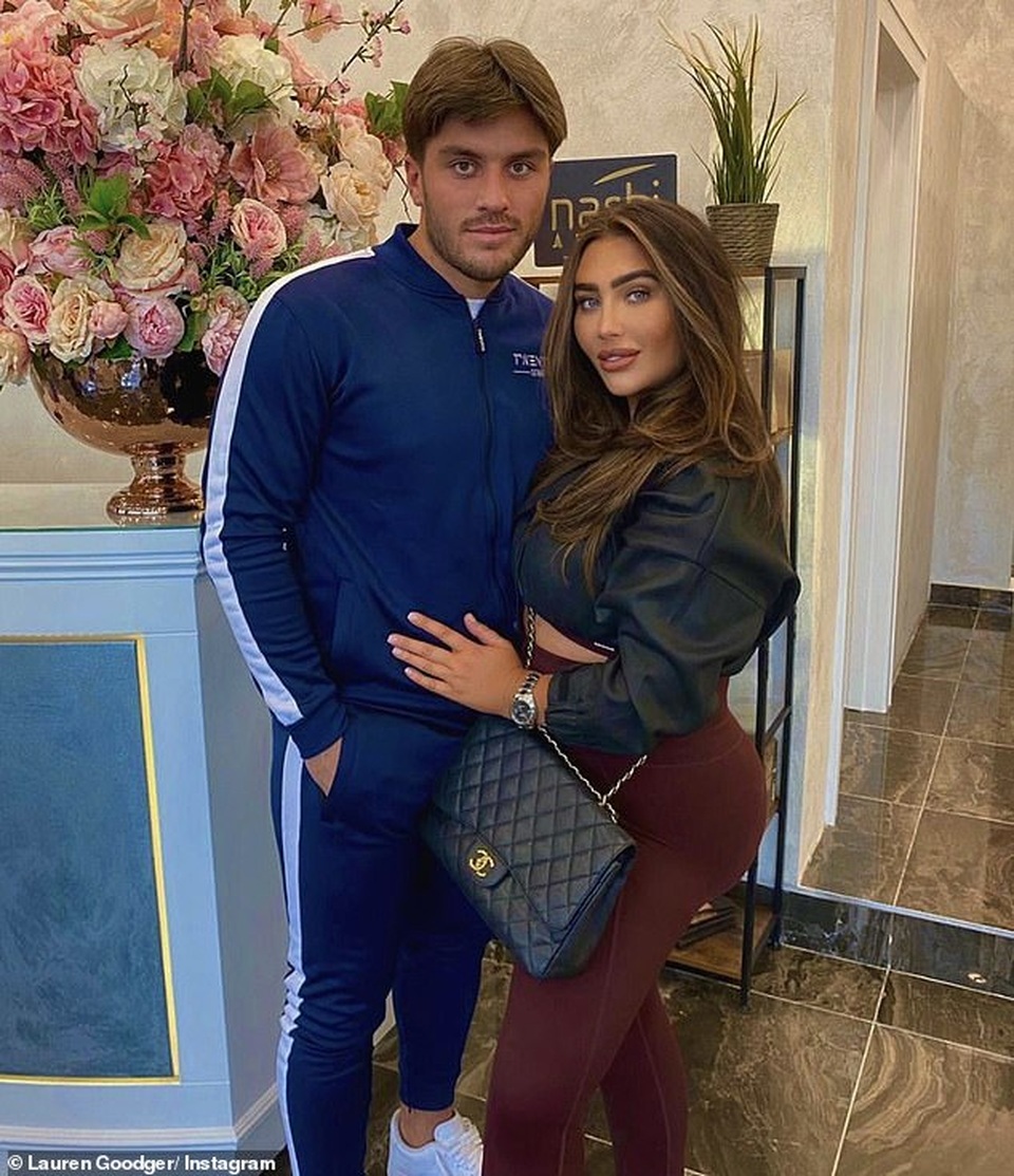 Lauren Goodger bất ngờ báo tin bầu bí - 2 Lauren Goodger bất ngờ báo tin bầu bí - 2