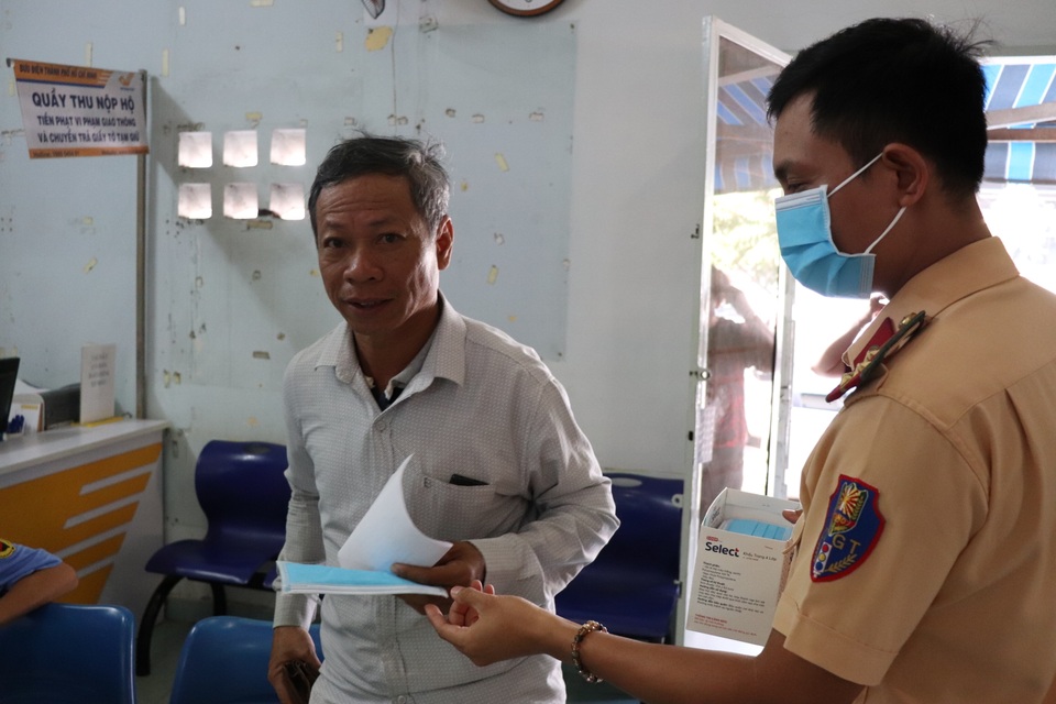 CSGT TPHCM phát khẩu trang miễn phí cho người dân phòng bệnh Corona - 1 CSGT TPHCM phát khẩu trang miễn phí cho người dân phòng bệnh Corona - 1