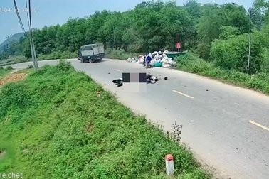 Hai xe máy đối đầu khi vào cua, 2 người bị thương