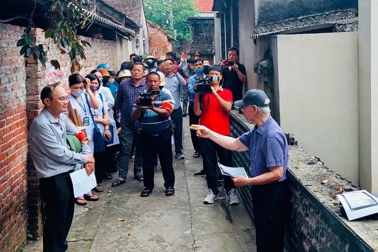 Vụ 12m tường rào bỗng dưng “vô chủ”: Chuyển đơn tố cáo tới Chủ tịch Hà Nội