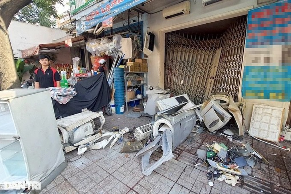 Ô tô lao vào nhà dân trong đêm, tài xế bị thương - 2 Ô tô lao vào nhà dân trong đêm, tài xế bị thương - 2