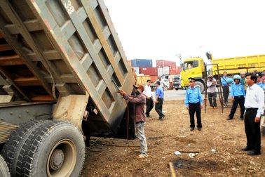 Bắt xe tải vượt tải trên 300%, xử phạt hơn 55 triệu đồng