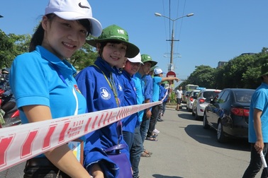 Sinh viên đội nắng nóng 40 độ lập "hàng rào sống" giúp thí sinh qua đường 