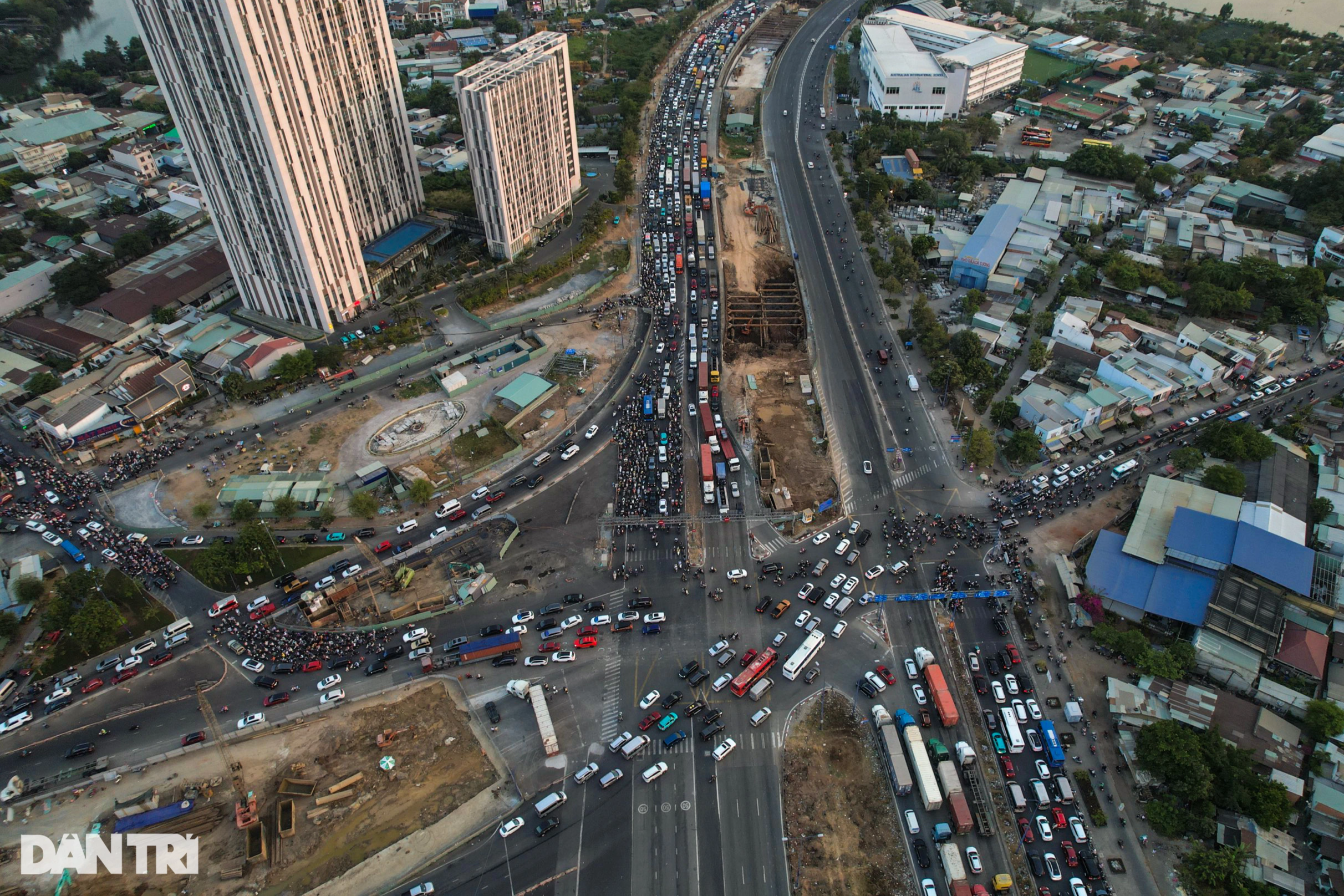 View - Ngán ngẩm cảnh ùn tắc tại nút giao lớn nhất TPHCM vào giờ cao điểm | Báo Dân trí