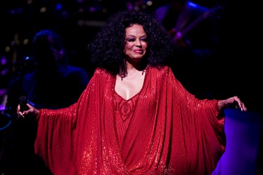 Nữ danh ca Diana Ross mua cả trang báo để chúc mừng con