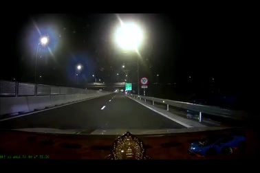 Người chạy xe máy ngược chiều trên cao tốc quẹt gãy gương ô tô