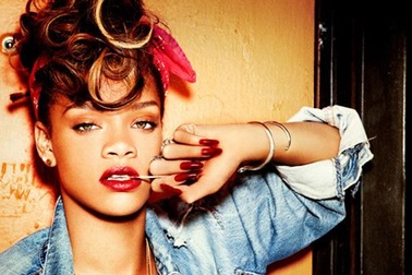 Rihanna bị nghi hút cần sa