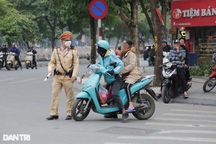 Hàng loạt tài xế xe ôm công nghệ vượt đèn đỏ, che khuất biển số bị xử lý