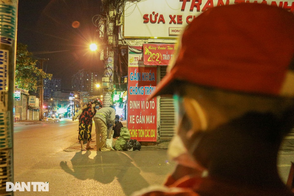 Thất nghiệp do dịch Covid-19: Cả gia đình đi nhặt ve chai xuyên đêm - 6 Thất nghiệp do dịch Covid-19: Cả gia đình đi nhặt ve chai xuyên đêm - 6