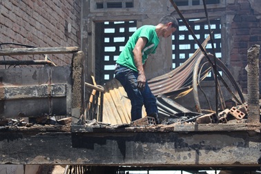 Vụ cháy chợ lớn nhất huyện: Bới đống tro tàn mong vớt vát tài sản