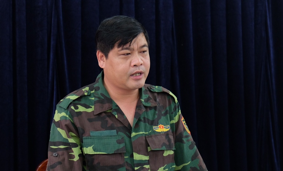 Quảng Nam: Dân băng rừng vác lương thực tiếp tế vào nơi bị sạt lở chia cắt - 7 Quảng Nam: Dân băng rừng vác lương thực tiếp tế vào nơi bị sạt lở chia cắt - 7