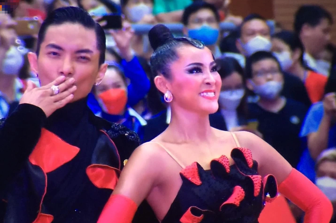 Phan Hiển hôn Khánh Thi sau khi lập kỉ lục cho Việt Nam tại SEA Games - 3 Phan Hiển hôn Khánh Thi sau khi lập kỉ lục cho Việt Nam tại SEA Games - 3
