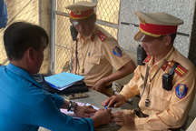 Mạnh tay xử lý nhiều trường hợp vi phạm gây ùn tắc giao thông cầu Rạch Miễu