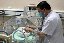 Xót thương em bé sinh non ngay trong cuộc hồi hương tránh dịch bằng xe máy