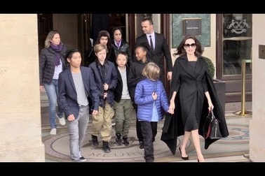 Angelina Jolie đưa 6 đứa con đi chơi ở Pháp