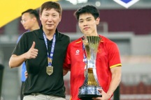 HLV Kim Sang Sik nói bất ngờ về hành động vái lạy trọng tài trên báo Hàn