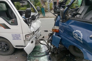 3 xe tải tông nhau, một tài xế kẹt cứng trong cabin