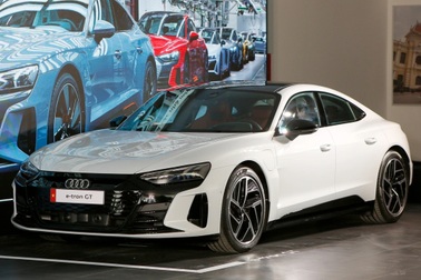 Gặp vấn đề với pin, bộ đôi xe điện Audi e-tron GT bị triệu hồi tại Việt Nam