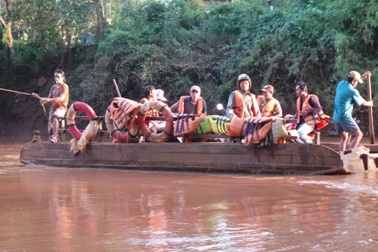 "Lạnh người" những chuyến đò kéo qua dòng Mã Đà hung hãn