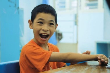 Chuyện “đầy nước mắt” của cậu bé bị thiểu năng, giàu nghị lực