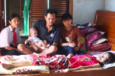 Mẹ ung thư giai đoạn cuối từ chối điều trị, nhường sự sống cho con