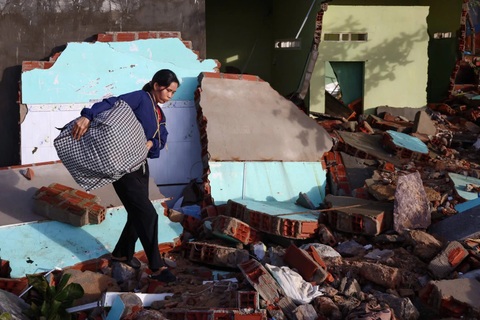 Miền Trung tan hoang sau bão Kalmaegi: Một đêm gió cuốn, làng chài đổ nát