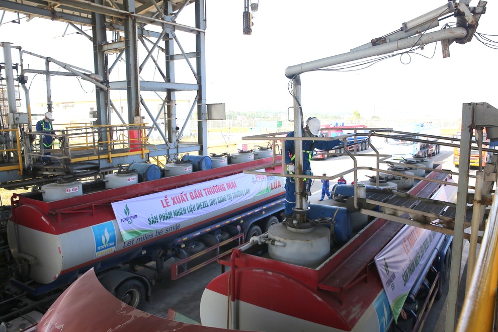 BSR xuất bán sản phẩm dầu DO sang thị trường Lào - 2 BSR xuất bán sản phẩm dầu DO sang thị trường Lào - 2
