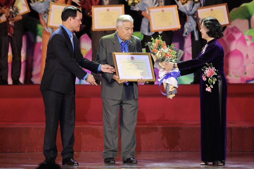 Tuyên dương 90 “đại sứ” gắn kết công tác Đảng, Công đoàn trong doanh nghiệp - 2 Tuyên dương 90 “đại sứ” gắn kết công tác Đảng, Công đoàn trong doanh nghiệp - 2