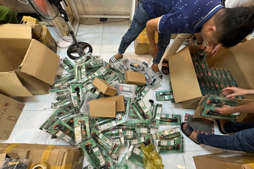 Triệt phá đường dây mua bán công cụ hỗ trợ quy mô lớn ở TPHCM - 2 Triệt phá đường dây mua bán công cụ hỗ trợ quy mô lớn ở TPHCM - 2