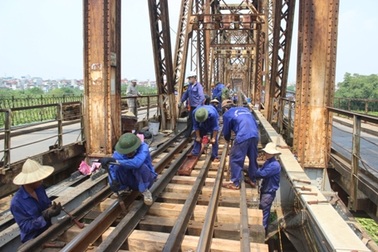 Hàng trăm công nhân đang “chữa bệnh” cho cầu Long Biên