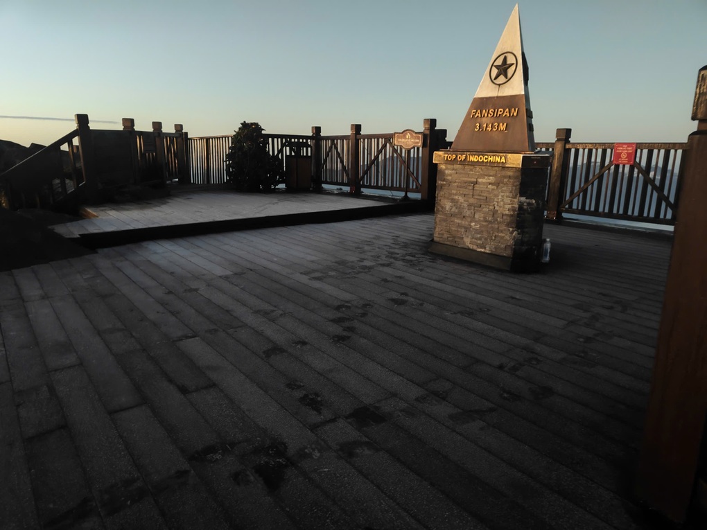 Nhiệt độ xuống -3 độ C, đỉnh Fansipan xuất hiện băng giá - 2