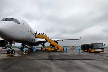 308 kỹ sư Samsung từ Hàn Quốc hạ cánh xuống sân bay Vân Đồn