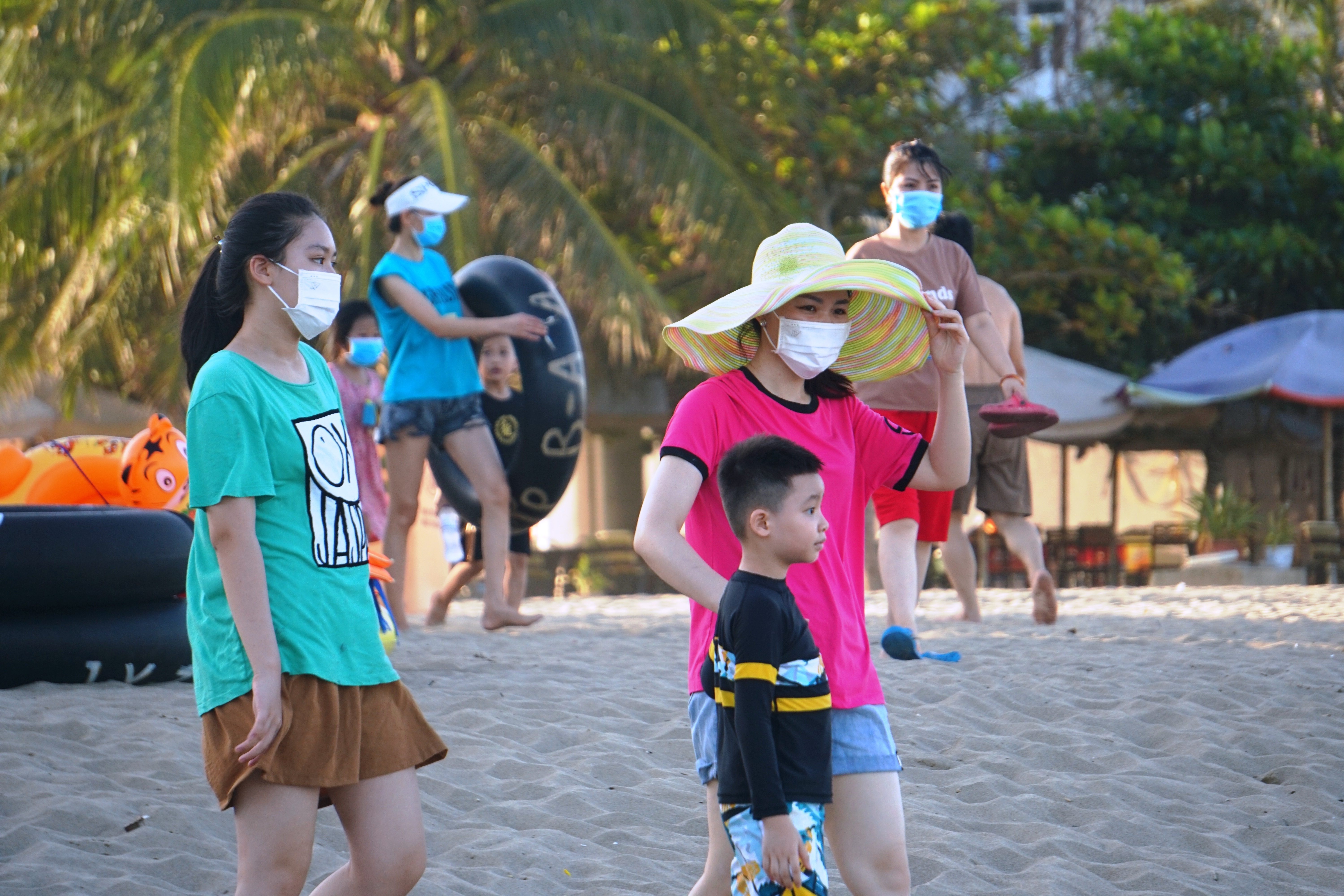 Biển Sầm Sơn đông nghịt người trong cái nắng như thiêu như đốt - 7 Biển Sầm Sơn đông nghịt người trong cái nắng như thiêu như đốt - 7
