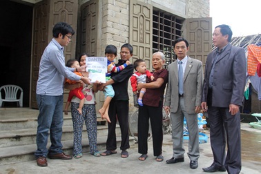 Trao hơn 86 triệu đồng đến 3 đứa trẻ chỉ nằm một chỗ