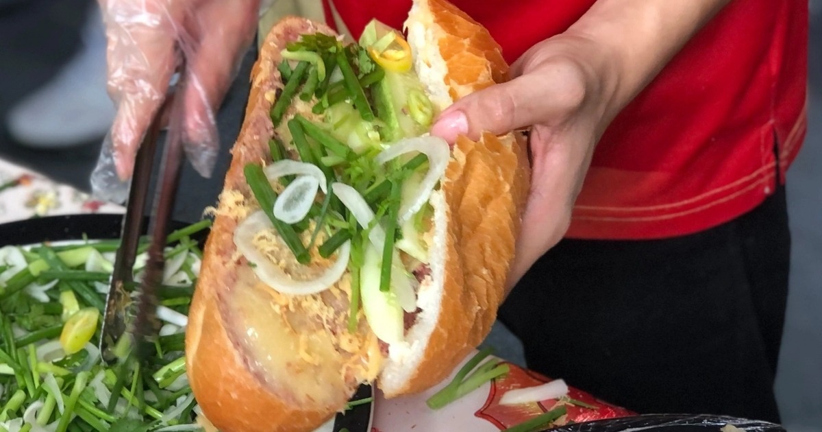 Thông tin mới vụ 37 người nhập viện sau ăn bánh mì trên đường đi Đầm Sen