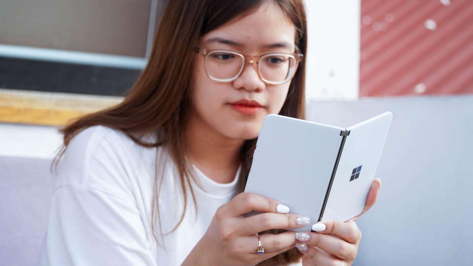 Smartphone hai màn hình của Microsoft về Việt Nam, giá từ 42 triệu đồng - 1