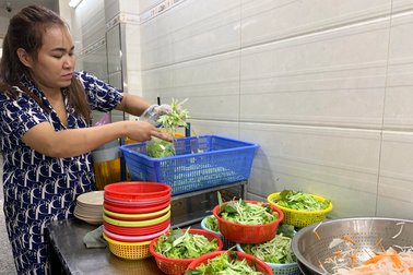 Quán bún thịt nướng ăn "bao no", 30 năm miễn phí rau, bún, trà đá