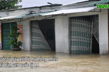 Nước lũ dâng cao chia cắt quốc lộ 1A