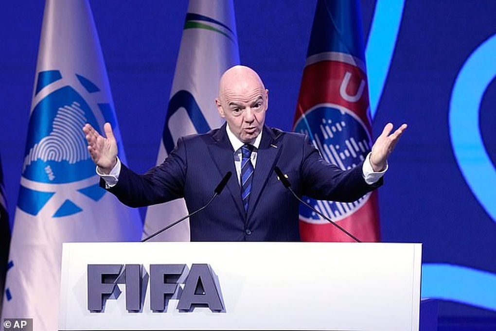 C.Ronaldo ខឹងនឹងប្រធាន FIFA - ១ C.Ronaldo bực tức với Chủ tịch FIFA - 1