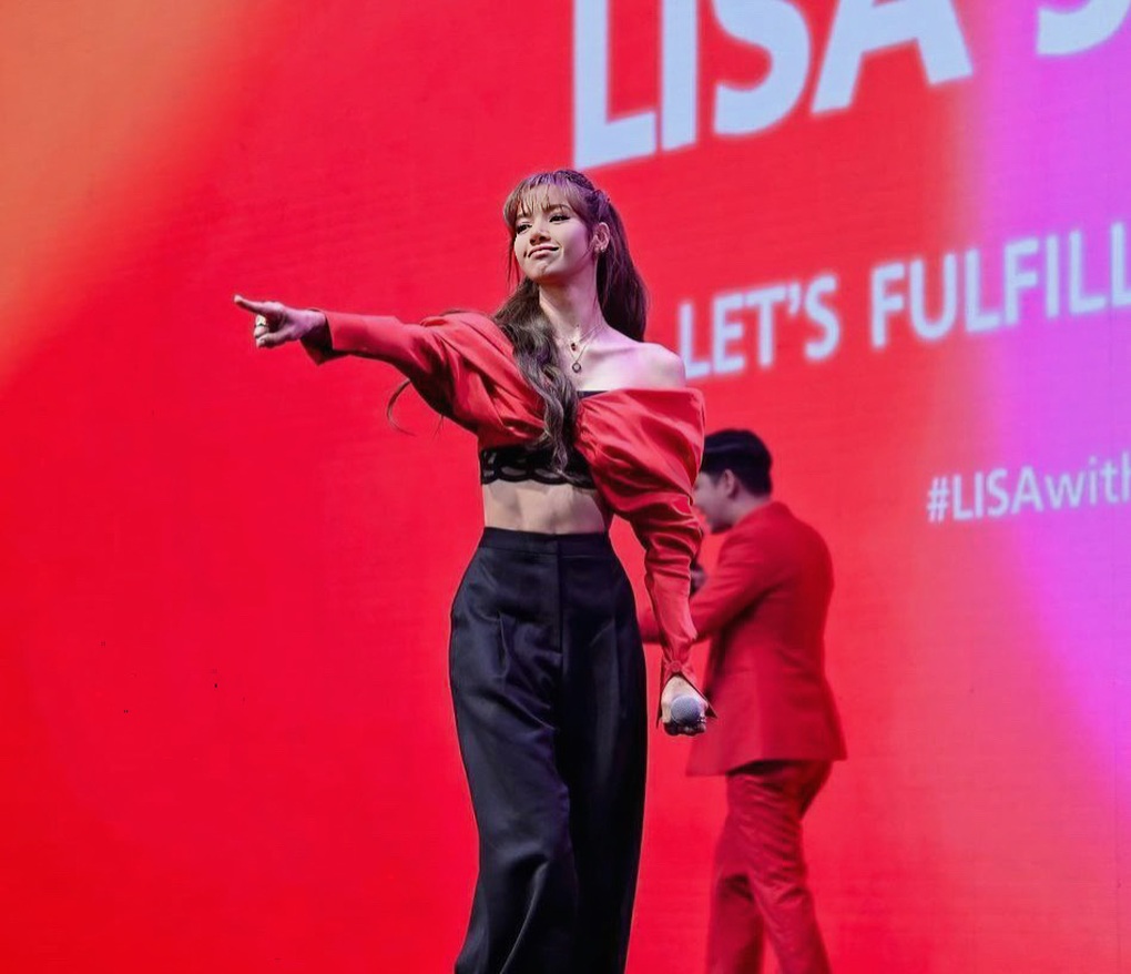 Lisa (BlackPink) diện thiết kế của Công Trí gây sốt fan Việt - 2 Lisa (BlackPink) diện thiết kế của Công Trí gây sốt fan Việt - 2