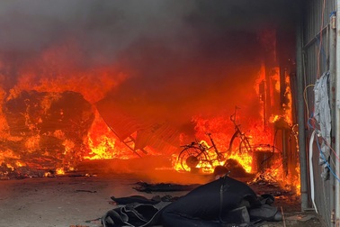 Nỗ lực khống chế hỏa hoạn tại kho phế liệu trong hẻm sâu ở Bình Dương