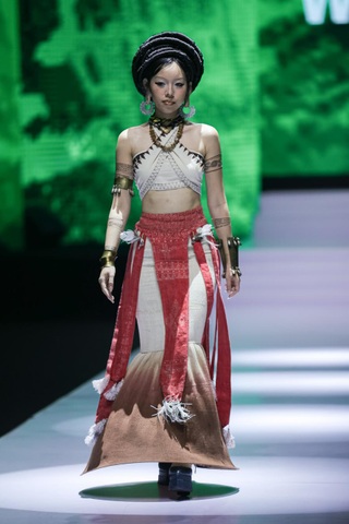 “Chị đẹp” Lynk Lee khoe nét nữ tính trên sàn diễn thời trang - 7