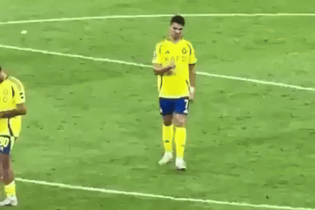 Hành động vô cùng khó hiểu của C.Ronaldo sau khi bị loại - 1 Hành động vô cùng khó hiểu của C.Ronaldo sau khi bị loại - 1