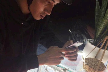 Tung hình ảnh camera lên Facebook, truy bắt đối tượng cướp 2 iPhone