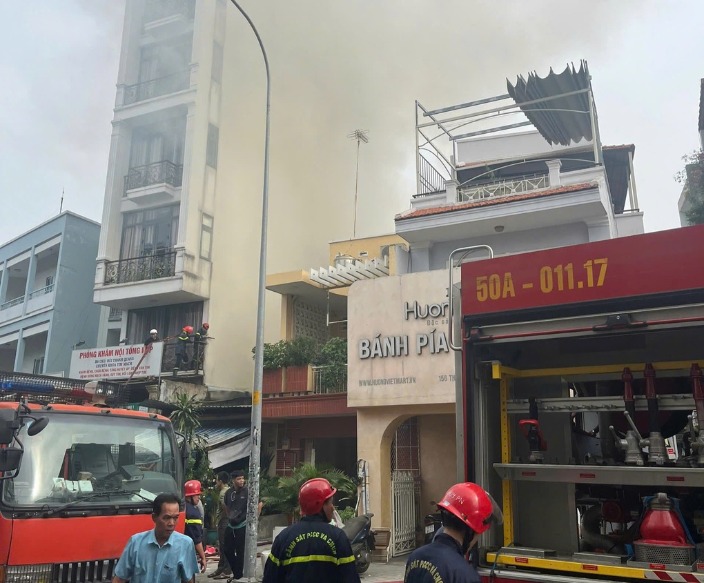 Cháy nhà trong khu dân cư ở TPHCM, một người bị thương - 1 Cháy nhà trong khu dân cư ở TPHCM, một người bị thương - 1